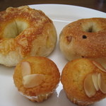 自家製天然コーボパンと焼き菓子　ぐらぱん - 手前が手焼きマドレーヌ