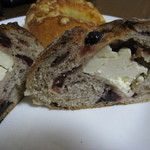 自家製天然コーボパンと焼き菓子　ぐらぱん - 赤い実とクリームチーズのパン