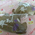 亀田万頭店 - 料理写真:かしわ餅。１個１３０円です。