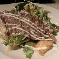 キハチ 名古屋JRセントラルタワーズ店 - ｻｯと焼き上げた牛肉を添えたｼｰｻﾞｰｻﾗﾀﾞ