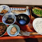 鶴の湯温泉 - 芋煮鍋と岩魚塩焼きと山菜、いぶりがっこの一膳。あきたこまちなのかご飯も美味しかったです