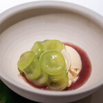 レストラン オオツ - 2024.10 水戸産シャインマスカット チーズケーキのアイスクリーム 巨峰のスープ