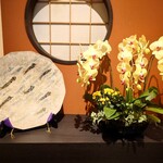 ひのや - 廊下に飾られてるお皿や胡蝶蘭