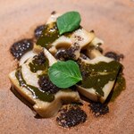 レストラン オオツ - 2024.10 地物黒鮑 肝と黒トリュフのソース 北海道産ポワロー（リーキ）