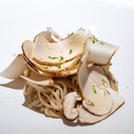 レストラン オオツ - 2024.10 信州産松茸 松茸ピュレ 酢橘 自家製パスタ（卵黄は使わず卵白だけでつないだ麺）