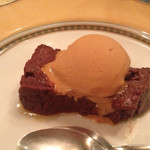 らんぷ亭 - ガトーショコラにアイスが乗ったヤツ
      あ〜トロける☆*:.｡. o(≧▽≦)o .｡.:*☆