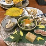 和創作 太 - 中央が秋茄子の水煮にきのこといくら、水菜などが盛りだくさんの小鉢。まわりも秋いっぱい