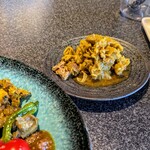 スパイスカレー高丸 - 左下のちょっと茶色いのが辛子。めちゃくちゃ辛いということもないので、よっぽど苦手でなければ大丈夫かと