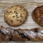 ルビアン - 左上:クロッキー、右上:ビーフシチューのパイ、下:ツイストデニッシュのカスタードチョコ