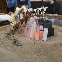 柳家 - 囲炉裏を囲んで落ち鮎が焼かれています