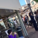 アテスウェイ - 混雑度合い(撮影場所は隣のアイス屋から)並んでいる最中