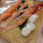寿司の美登利 - 漬けサーモン、サーモン、ホタテ、赤身