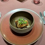 モノリス - 6皿目
      マデラソースで蒲焼にした穴子、フォアグラのソテー、もち麦とアサリのリゾット。