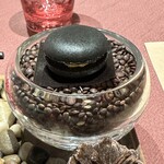 モノリス - クミン風味のニンジンムース、竹炭マカロン