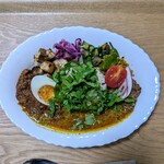 スパイスカレー高丸 - ＴＯタカマル。そごう農園さんのルッコラと家にあったクミンの効いたフォカッチャをクルトンみたいに添えて