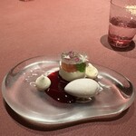 モノリス - 10皿目
      巨峰のソルベ、フロマージュプラン、赤ワインと木苺のソース。
