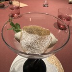 モノリス - 9皿目
      里芋のピューレ、里芋のソルベ、里芋チップス、カカオ。