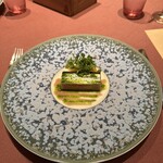 モノリス - 5皿目
      燻製にした秋刀魚と茄子のアスピック