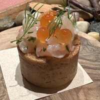 モノリス - オニオンキッシュ、甘海老のタルタル、イクラ、ディル