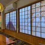 そば処みよし - 季節によって変わる障子紙。