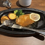グリル エスエム - ポークソテー　食べかけですみません(汗) 豚肉はしっかり焼けているのに柔らかく、生姜のきいたソースはまさにエスエムの味！