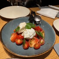 オービカ モッツァレラバー 横浜店 - ブッラータと産直トマトカプレーゼ