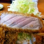 とんかつ いちかつ - 揚げたてサクサク、きめ細やかな衣の中身は歯応えのある肉厚ロース