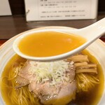 麺屋 むどう - いい深みの色。節系出汁も入っているかと思ったら動物系は煮干しだけらしい。味の引き出し方やバランスが良いなぁ。