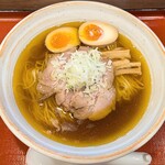 麺屋 むどう - 煮干し醤油ラーメン＋味玉。見た目は昔懐かし系だけど、昔はこんな味わい深いラーメンは無かった。