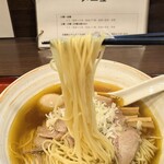 麺屋 むどう - 細めの麺。リフトするとスルスルと持ち上がるけど、噛むとプッツンで良い食感。
