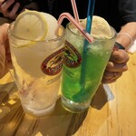 天文館 大衆焼き鳥 いただき - 頂レモンサワー¥580・メロンクリームソーダ¥480