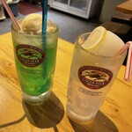 天文館 大衆焼き鳥 いただき - 頂レモンサワー¥580・メロンクリームソーダ¥480
