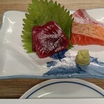 酒場ダルマ - マグロ、鰤、サーモン刺身。エッジたってます