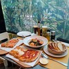 PALA PIZZA ROMANA & BISTROT  - 料理写真:サーモンピザ(左端)、イカ墨パスタ、マルゲリータ、マリナーラピザ、アイスアメリカーノ、SINGHAビール、パン