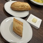 誠cuisine - フランス直送のパン。外はカリカリ半ふわふわのパン
