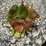 誠cuisine - 見えにくいけど、下にアスパラといちじくが入ってます。