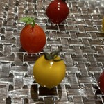 誠cuisine - 真ん中はホンモノ。他は見た目はトマト、フェイク。面白くて美味しかった！