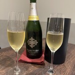 誠cuisine - ナチュラル、スパークリング。入れ物が氷入ってないから出し入れしてもびしゃびしゃにならなくて良い。