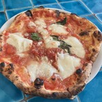 トラットリア ピッツェリア polipo - マルゲリータがお皿からはみ出しちゃってます。