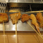 神楽揚処 本 串家 - 揚げている様子