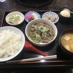 一本杉 - もつ煮定食_冷奴、漬物、ごぼうサラダ、アイスクリーム付（600円）