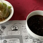 一億 - 最初にサラダとつけだれが運ばれました。