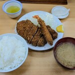 とんかつ山家 上野店 - 全景。けっこう茶色のとんかつ。中身は柔らかくてジューシー。ご飯もとても美味しい。