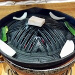 生ラム本舗 - ちなみにジンギスカン鍋はこの状態で提供されますあ