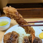 とんかつ山家 上野店 - 一本気な海老ちゃん。中身はプリッとしていて、美味