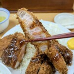 とんかつ山家 上野店 - ピンクの断面。火の通り絶妙。断面にソースがかかっちゃった。とんかつ断面写真をはソースの前に撮るべきだと学んだ。