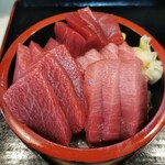 海の幸 翔 - 左側が釧路産。手前中トロ、奥大トロ。真ん中赤身。