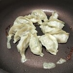 手包餃子 餃 - 5分程で焼き上がりました　水分飛んだら完成