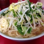 ラーメン二郎 - 小ラーメン ニンニク！  中山駅前店らしいキリッとした味わい。豚も良かった。お店に着いた時は店内5人程度の待ちでしたが、食後は店外15人ほどの待ち。変わらず人気ですなあ。