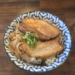 自家製麺 カミカゼ - チャーシューの表面は炙って水分は中に閉じ込めてます。美味いなぁ。